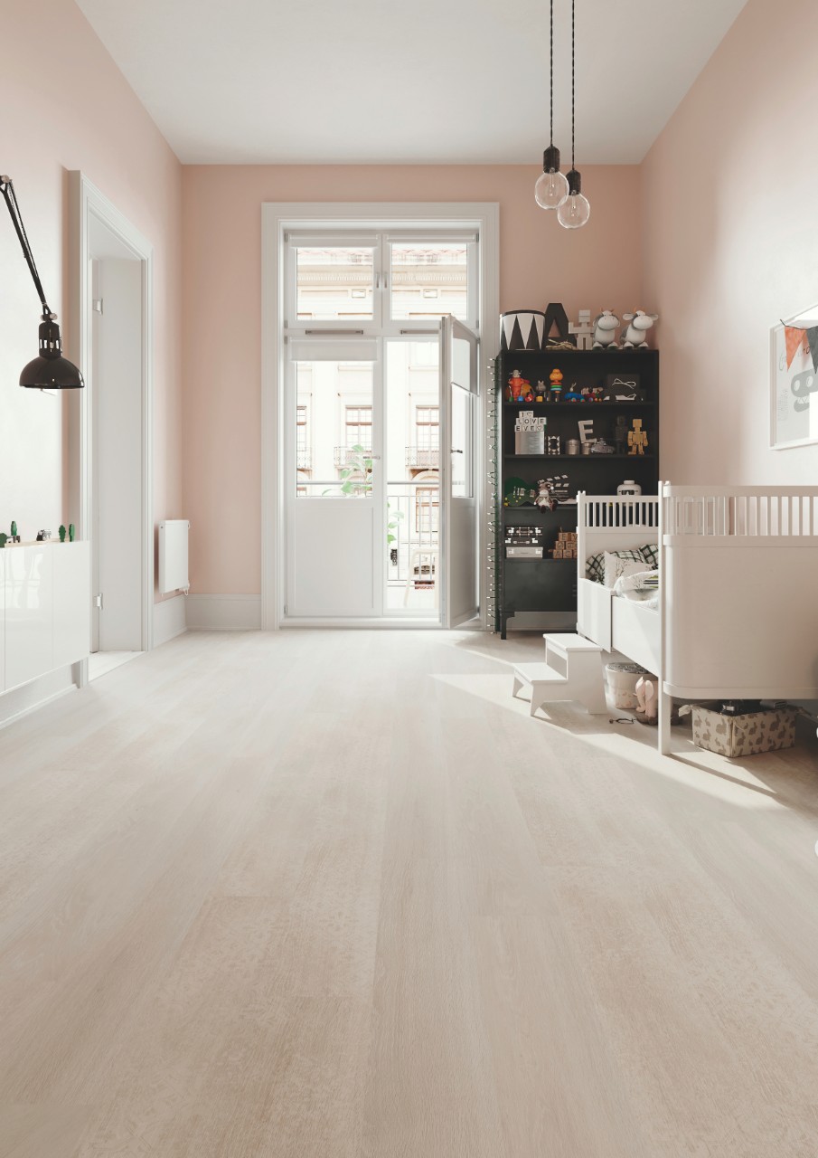 Ламинат Quick Step Perspective Patchworks Hydro Дуб итальянский светло-серый пэтчворк PER3831P 1380×156×9 фото в интерьере